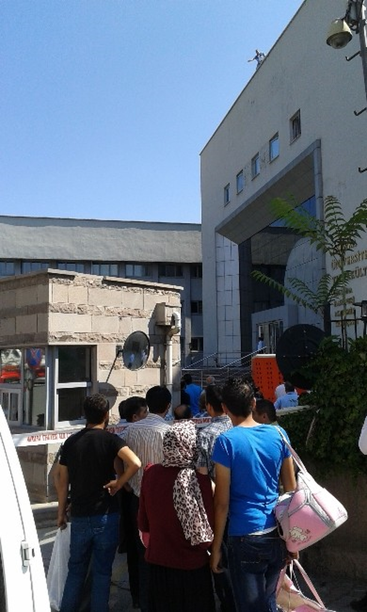 Hastanenin Çatısında Silahlı Şahıs Paniği