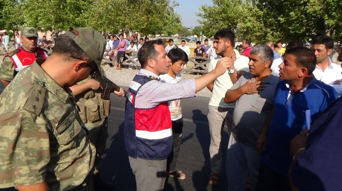 Hatay\'da Tır Şoförleri Yol Kapatma Eylemi Yaptı
