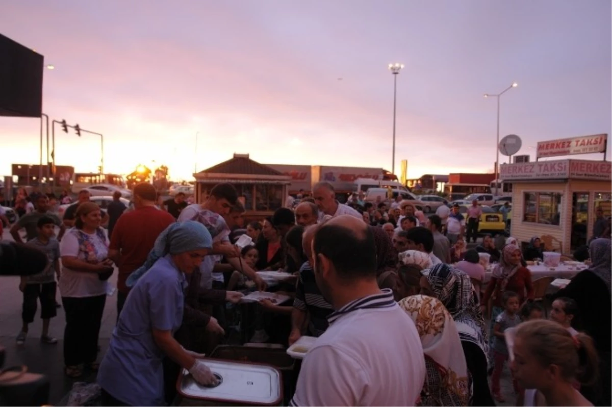 Hopa Cumhuriyet Meydanı\'nda 2 Bin Kişilik İftar Yemeği Düzenlendi