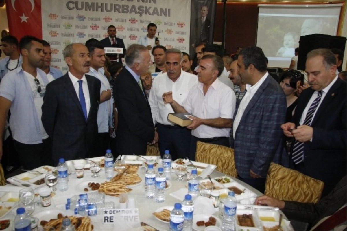 İhsanoğlu Diyarbakır\'da İftar Yemeğine Katıldı