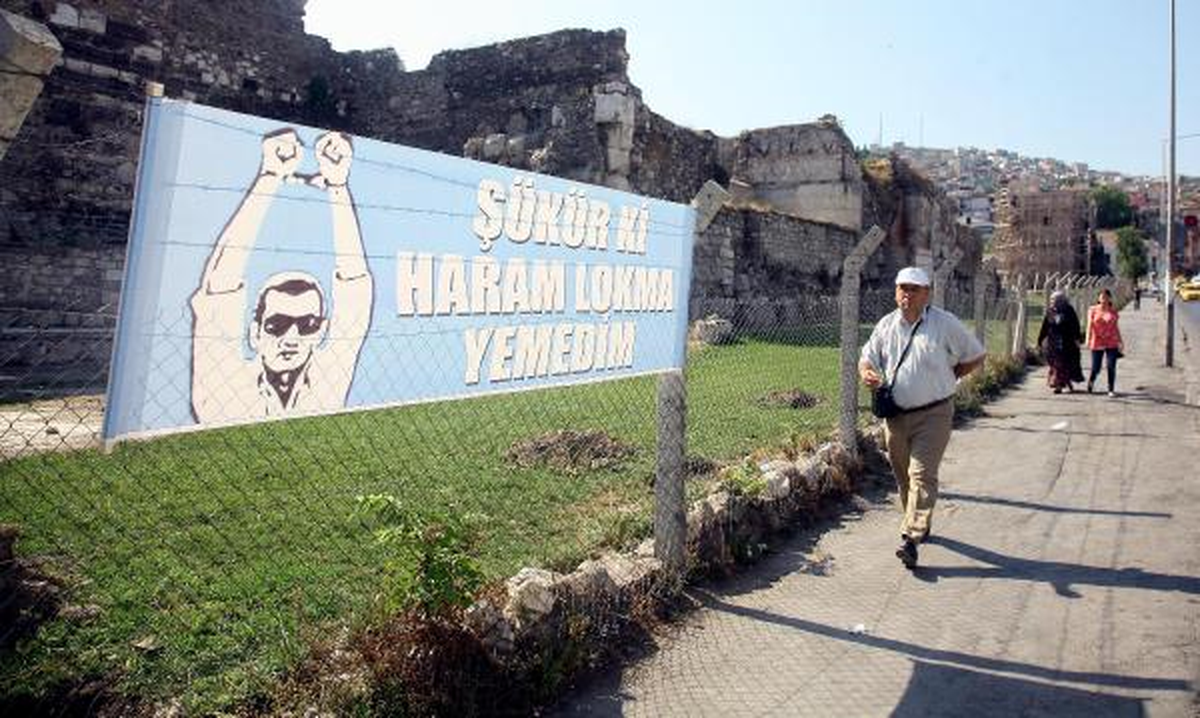İzmir\'de Polisteki Operasyona Tepki Pankartı