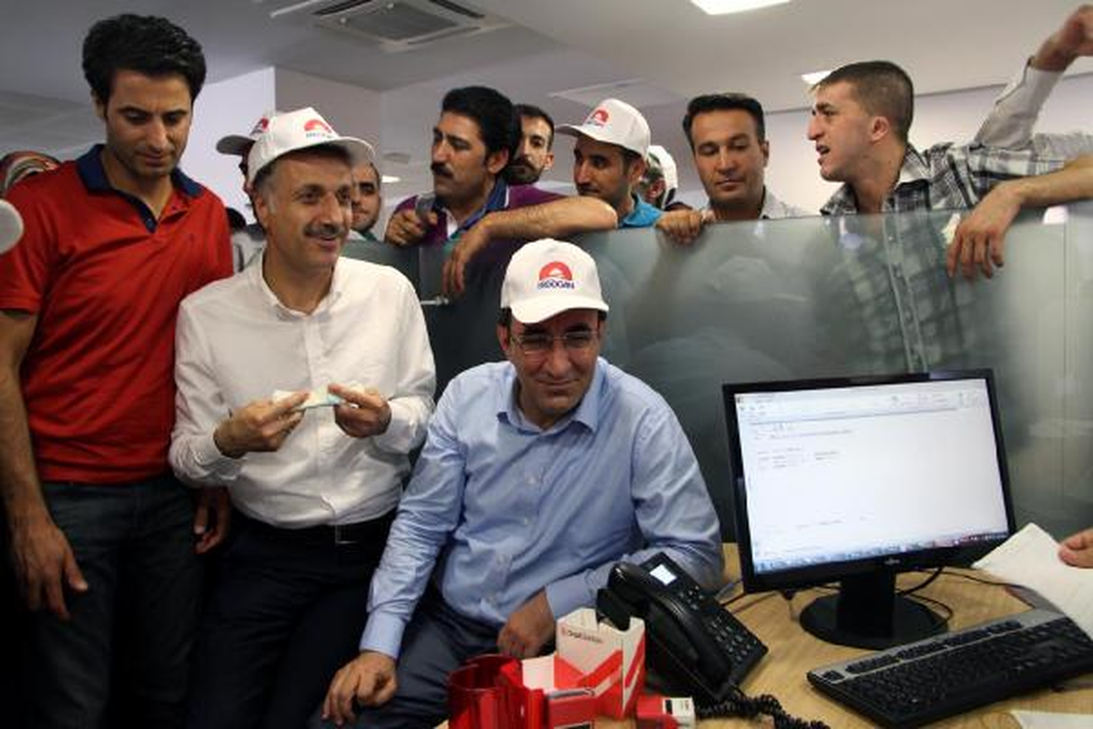 Kalkınma Bakanı Yılmaz Başbakan\'a Bin Lira Bağışta Bulundu