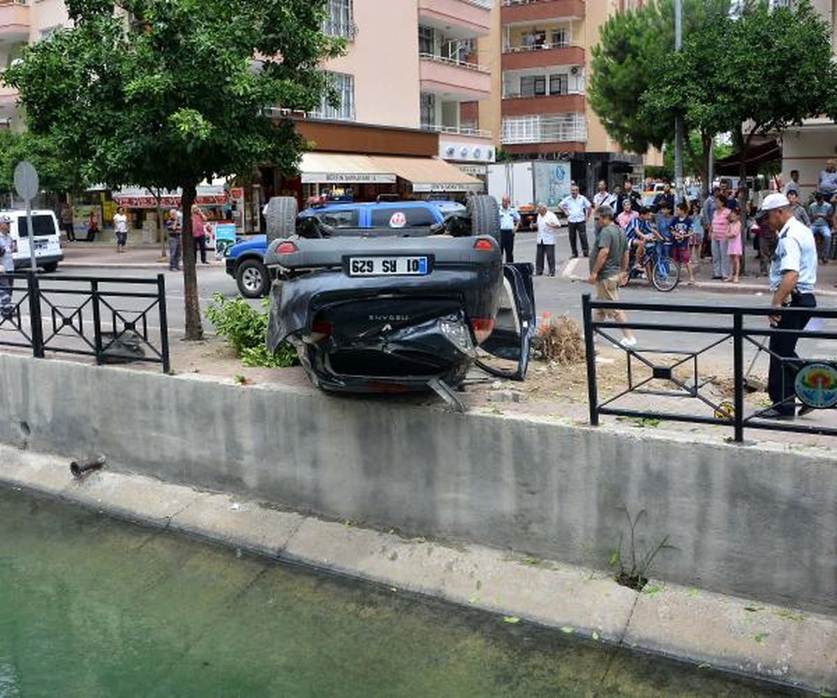 Adana'da Kaza Yapan Sürücü Kanala Düşmekten Son Anda Kurtuldu