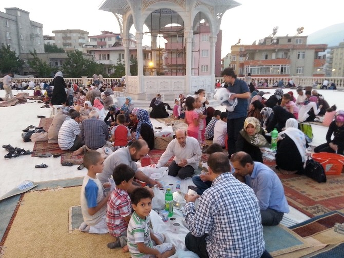 Kardeşlik İftarında Abdulhamithan Cami Doldu Taştı