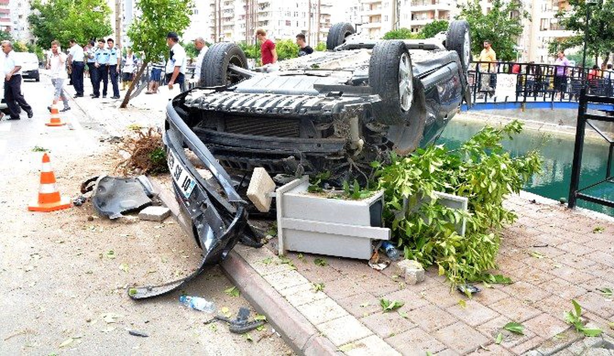 Kontrolü Kaybeden Sürücü Otomobilden Atladı