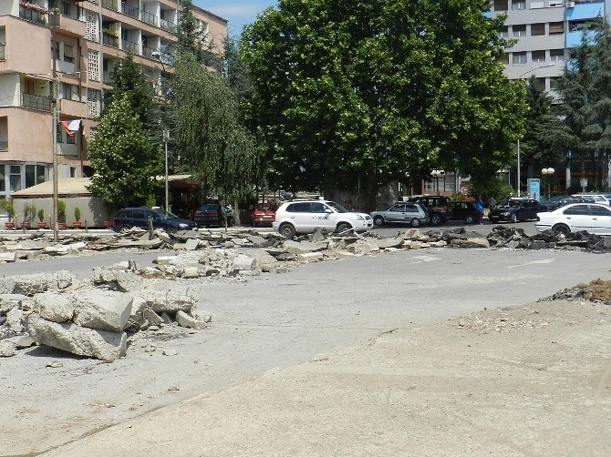 Kosovalılar Kuzey Mitroviça\'yı İkiye Bölen Yeni Barikatlara Tepkili