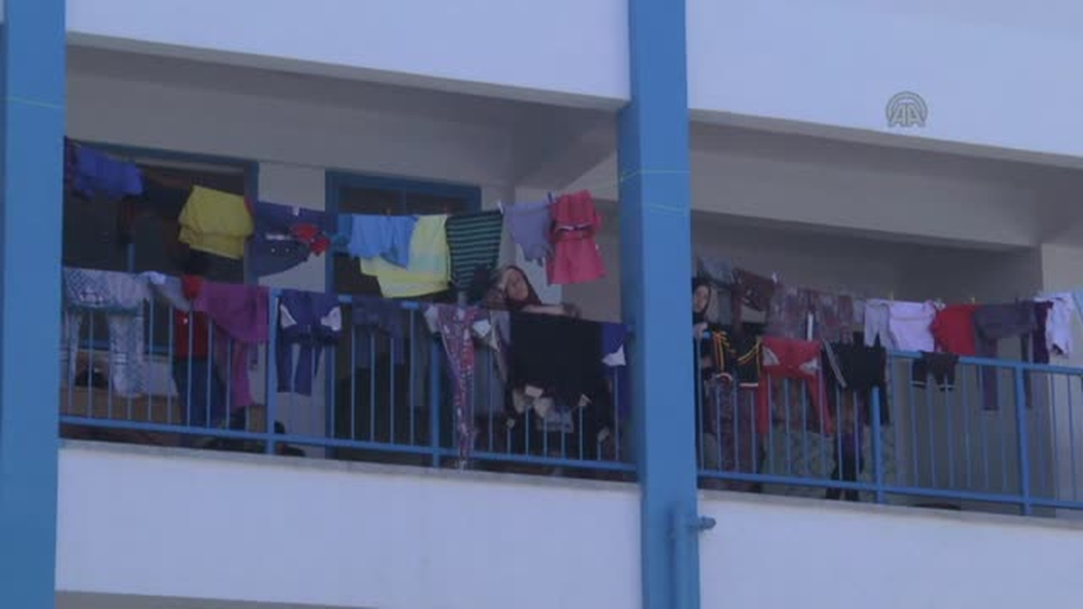 Okula sığınan Gazzelilerin korkulu bekleyişi -