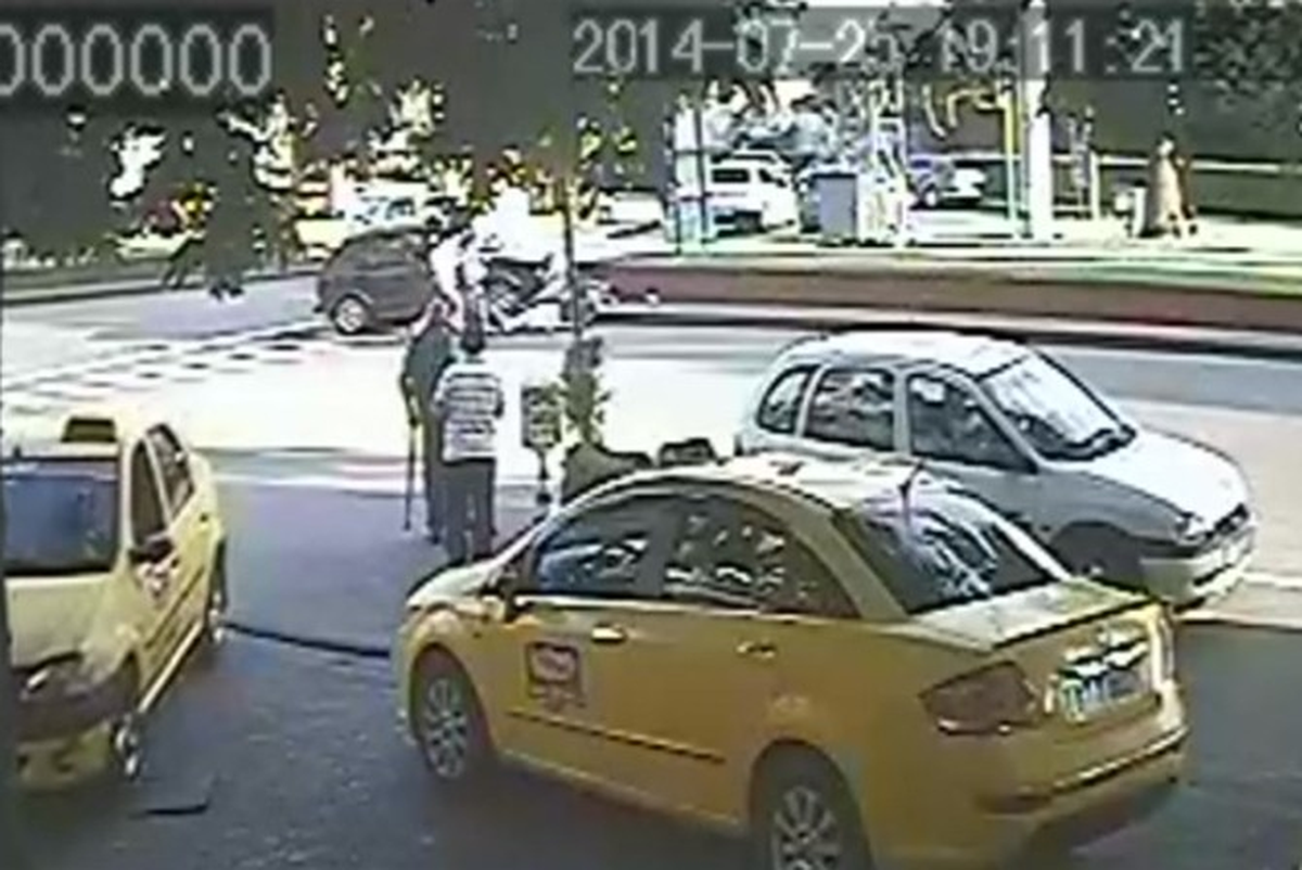 Otomobil Yaya Geçidinde 6 Kişiyi Yaraladı