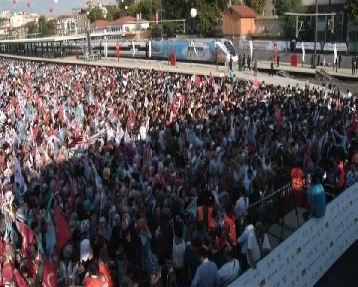 Pendik\'te Başbakan\'ı Bekleyen Vatandaşlar