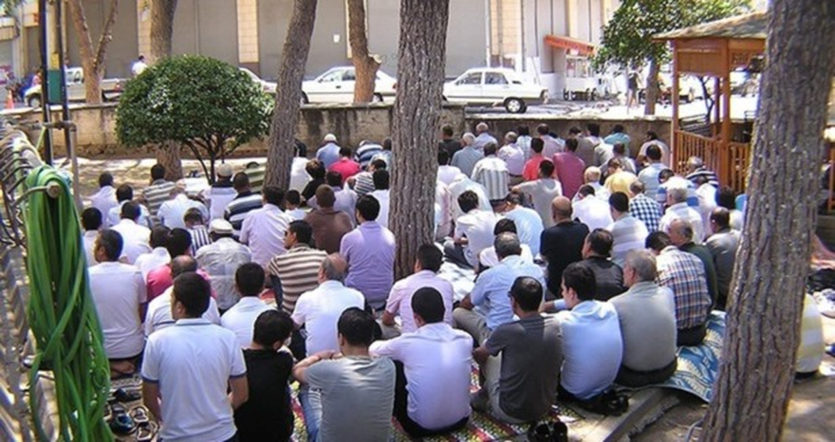 Afyonkarahisar\'da Vatandaşlar Camilere Akın Etti