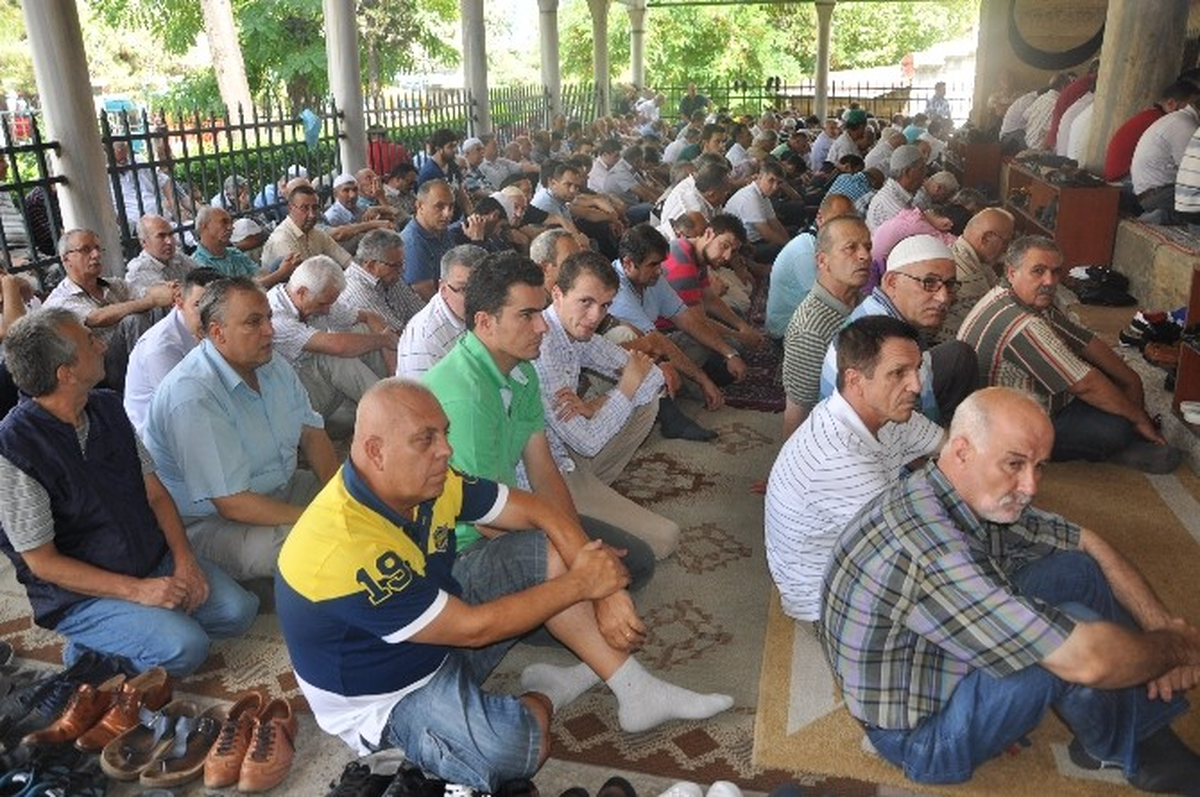 Ramazanın Son Cuma Namazında Camiler Doldu Taştı