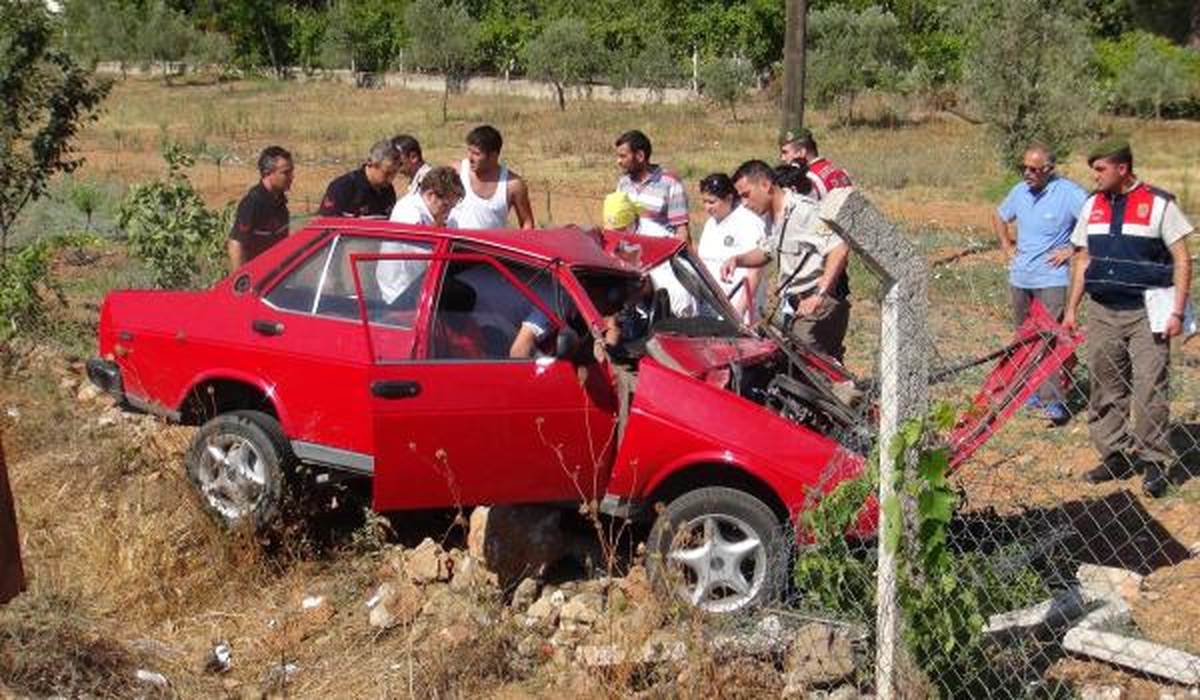 Tarlaya Uçan Otomobilde 2 Kişi Yaralandı