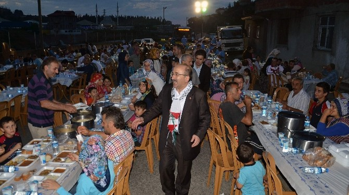 Trabzon Büyükşehir Belediyesi\'nin İftar Programları Sürüyor