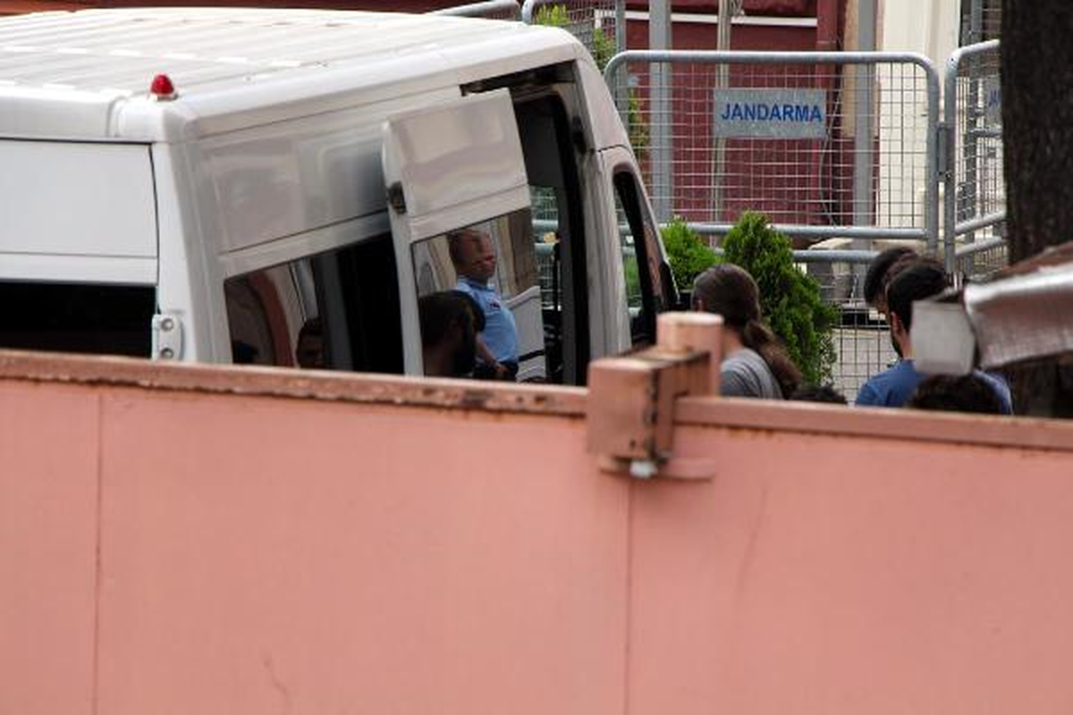 Tutuklanan 8 Polis Paşakapısı Cezaevi\'ne Getirildi