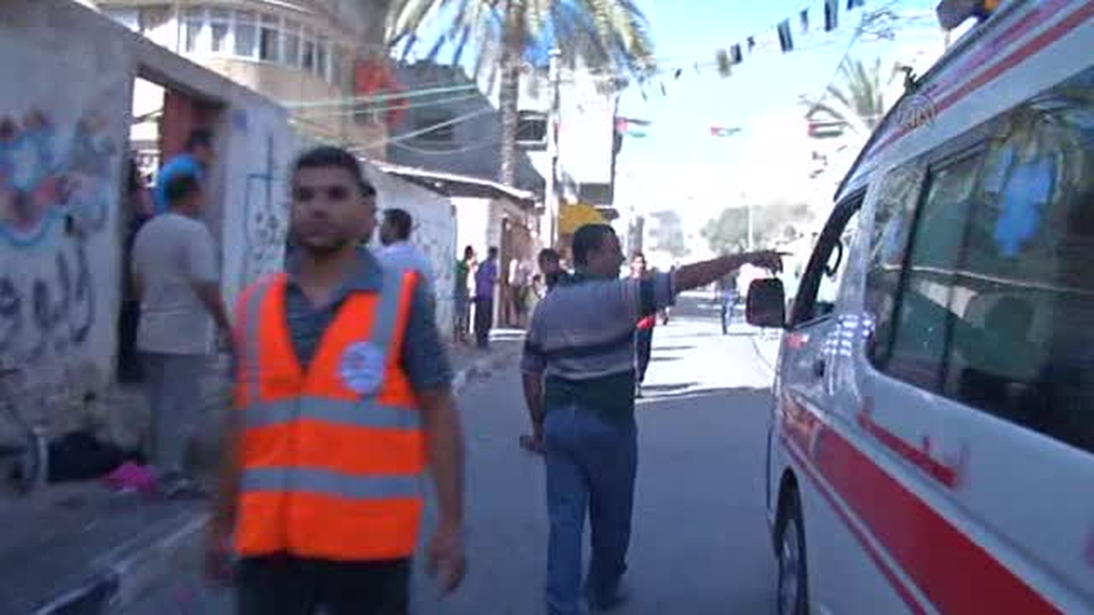 Vurulan evlerinden kaçan Filistinliler -