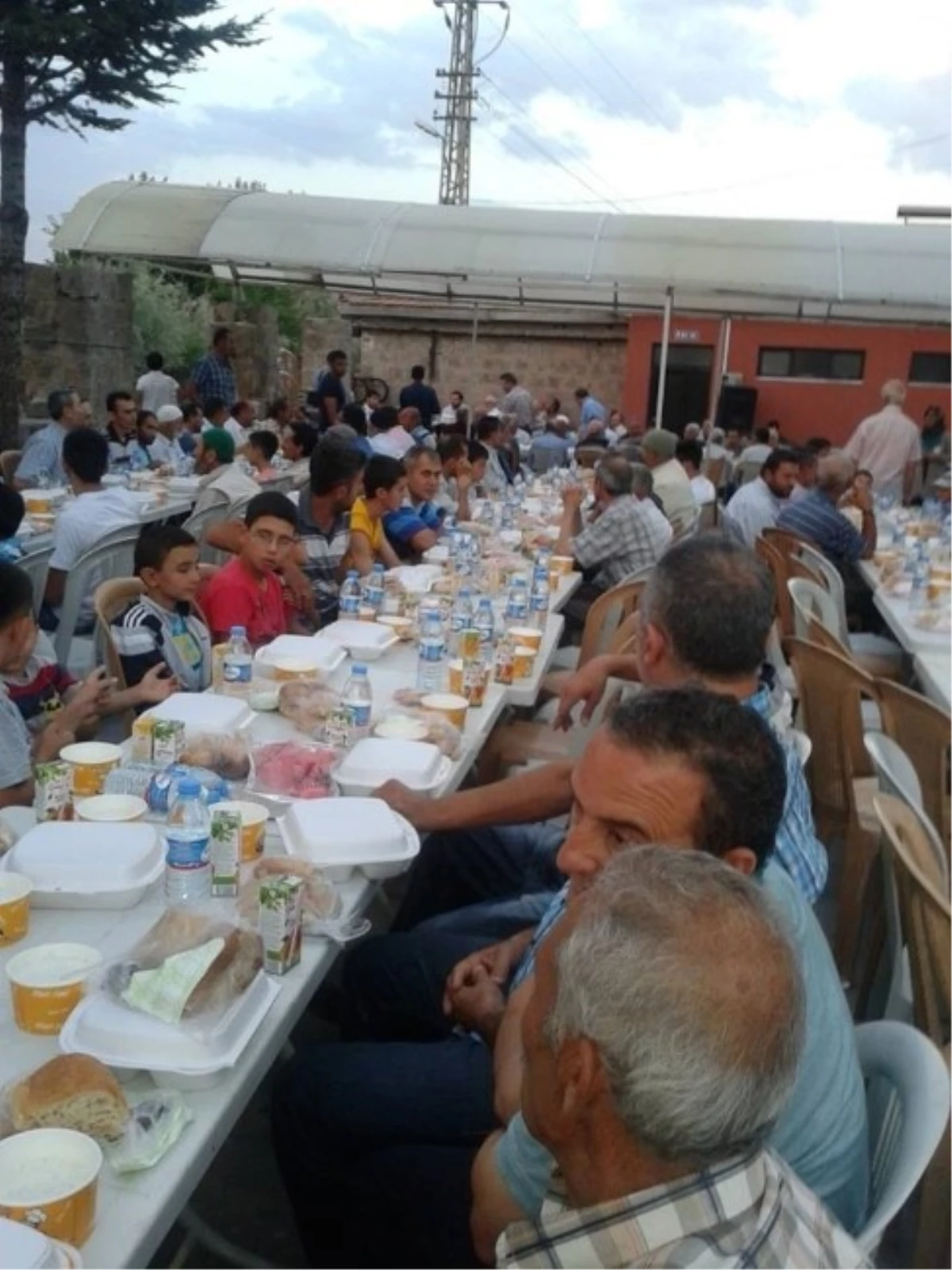 Abdüsselam Camii Kursiyelerinden Mahalleliye İftar