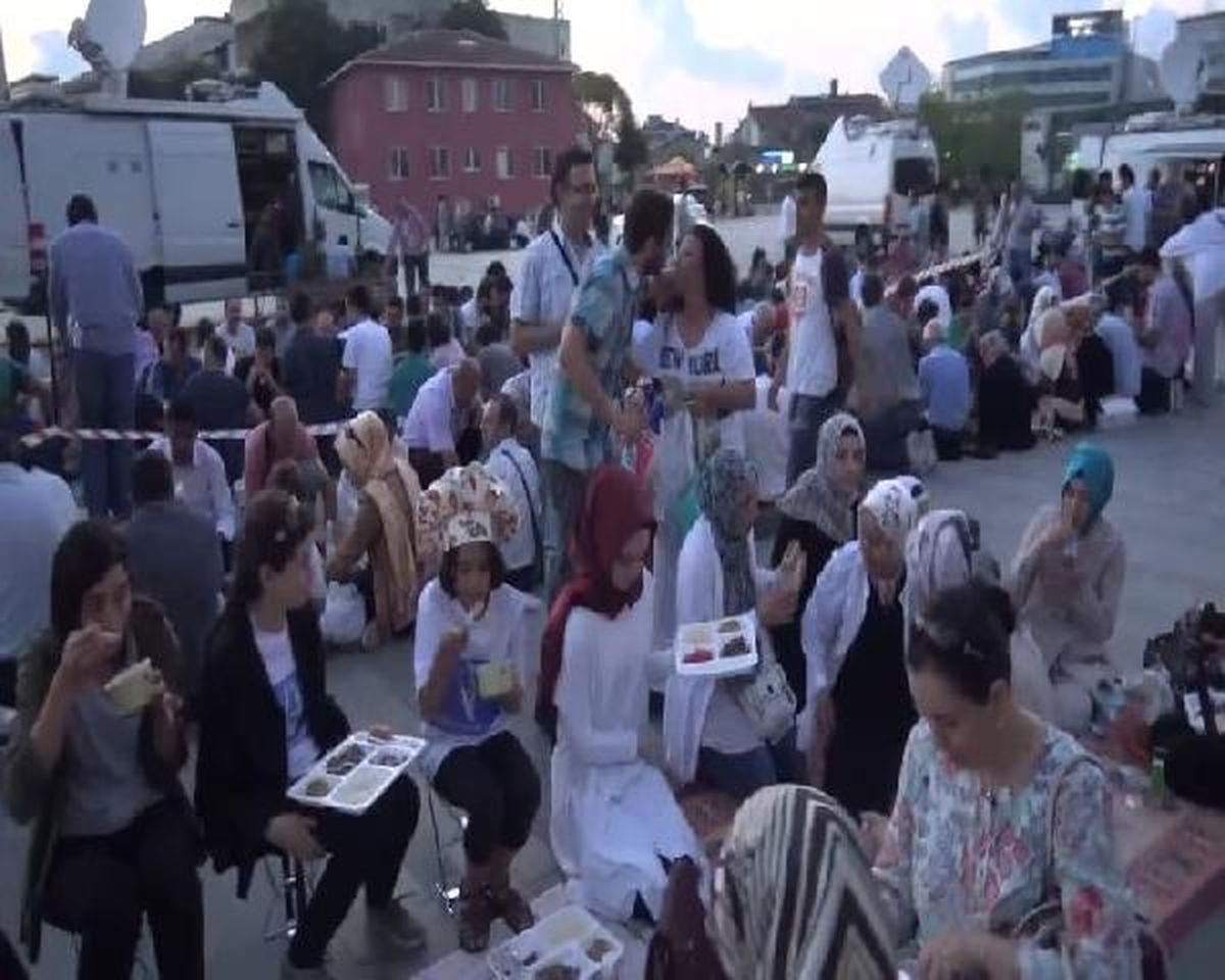 Adliye Önünde Oruç Açtılar