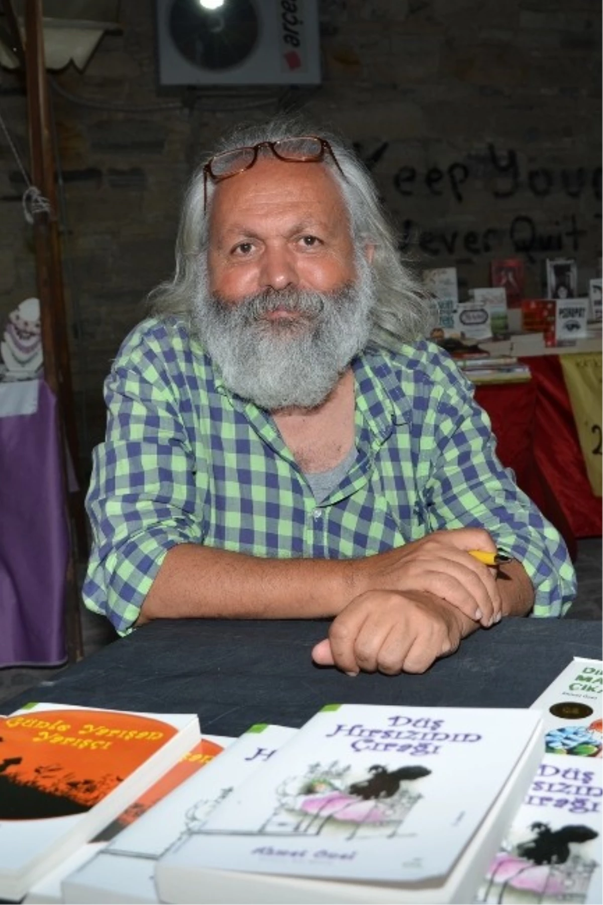Ahmet Önel, Foça Sanat Sokağı\'nda İmzaladı