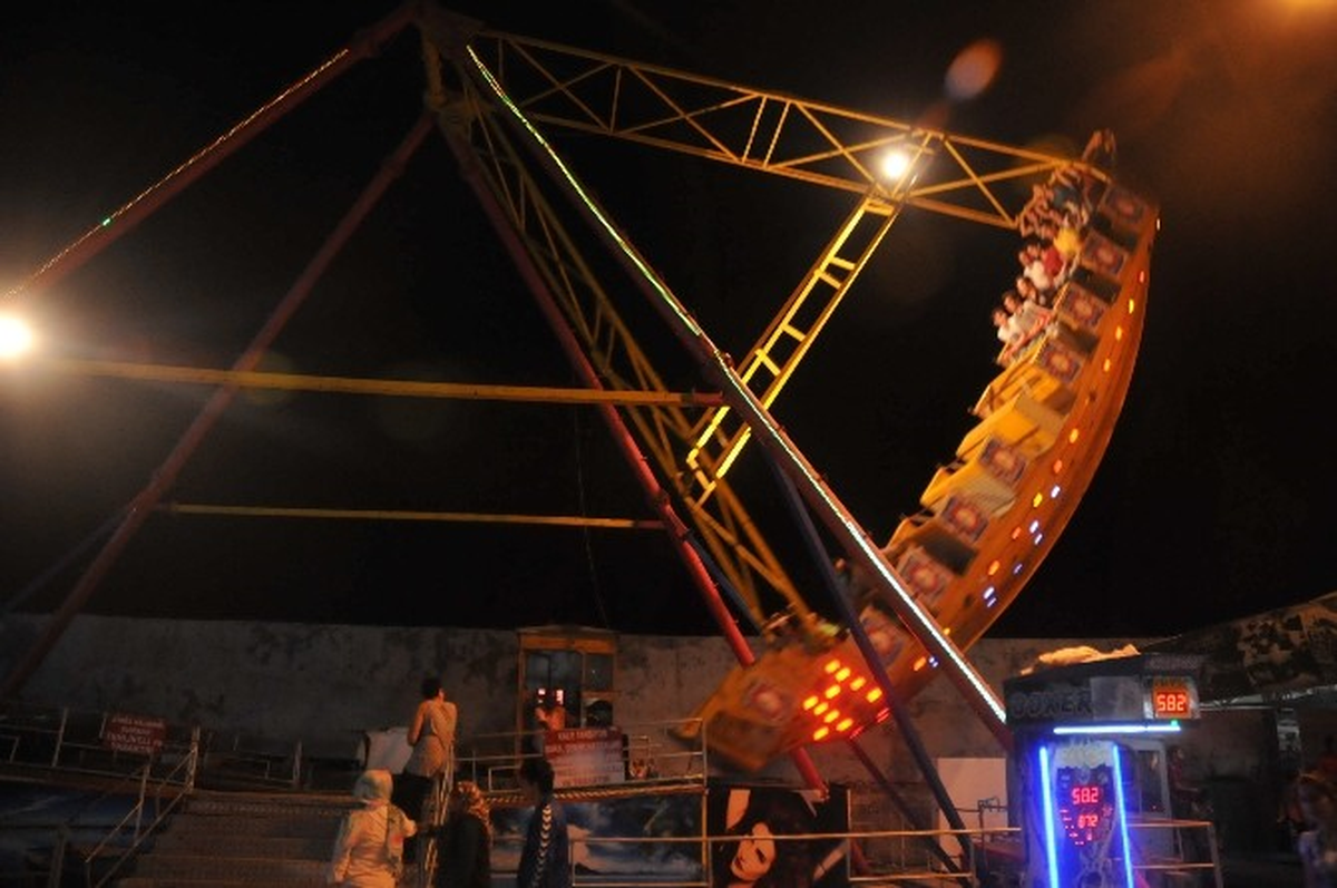Düzce Akçakoca\'da Gençler Lunaparkı Doldurdu