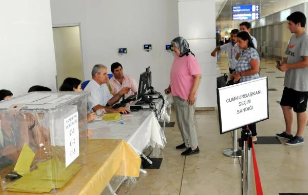 Antalya\'da Gurbetçiler Oy Kullanmaya Başladı