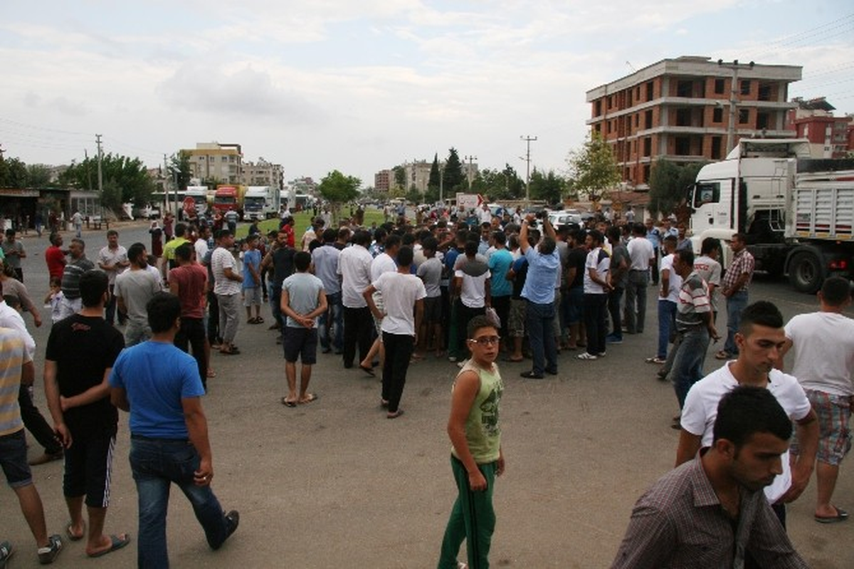 Antalya\'da Yol Kapatma Eyleminde Arbede