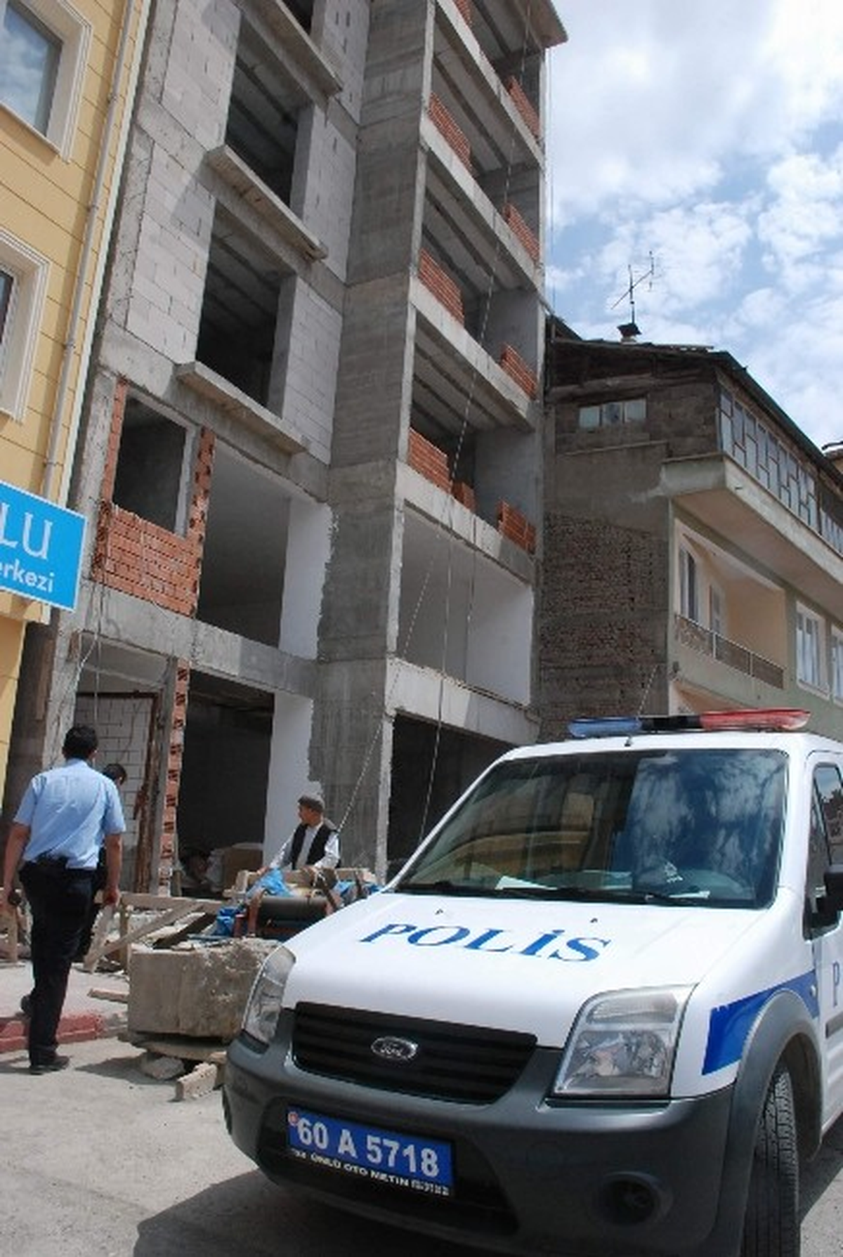 Asansör Boşluğuna Düşen İşçi Ağır Yaralandı
