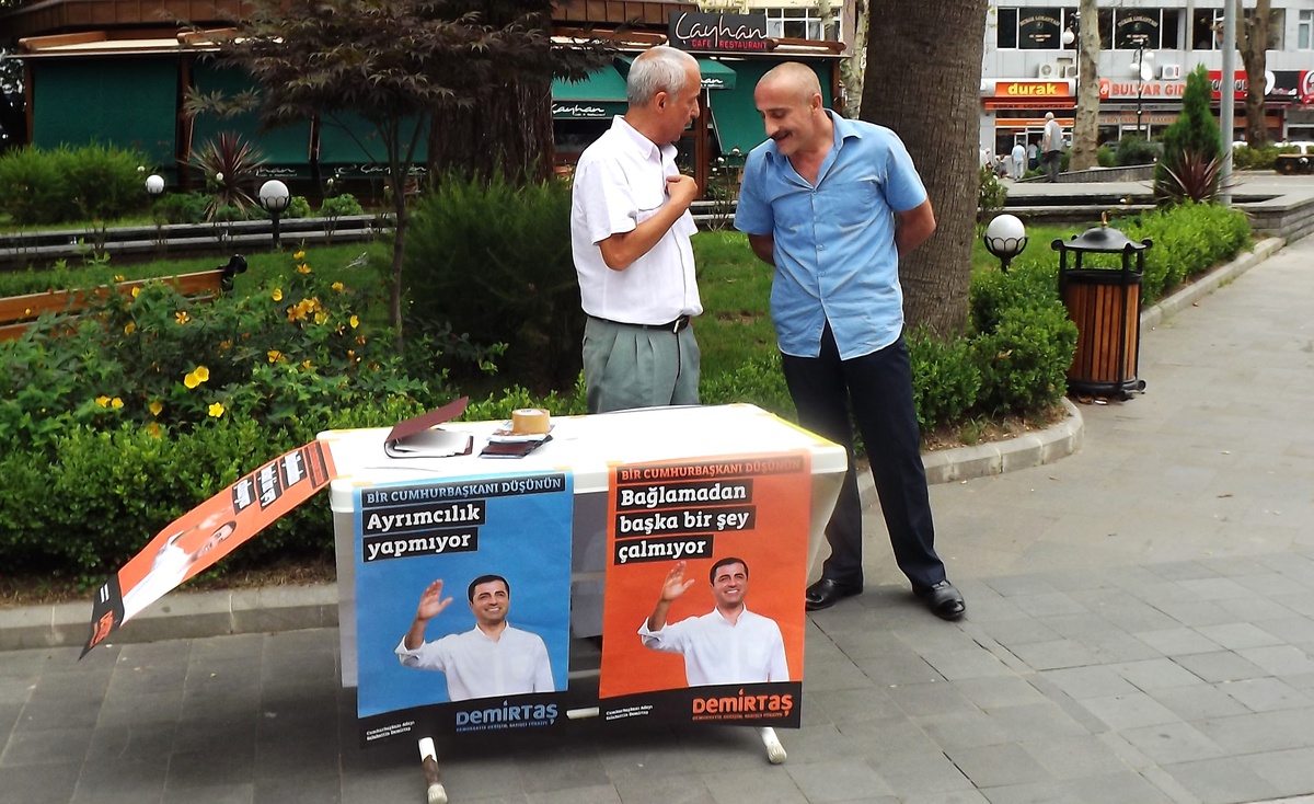 Cumhurbaşkanı Adayı Demirtaş İçin Açılan Standa Saldırılması