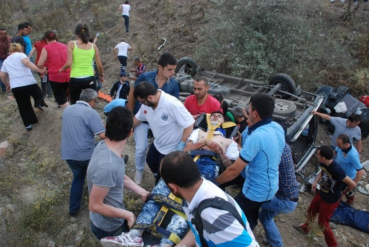 Bayram Tatili Yolunda Kaza: 2 Ölü, 11 Yaralı