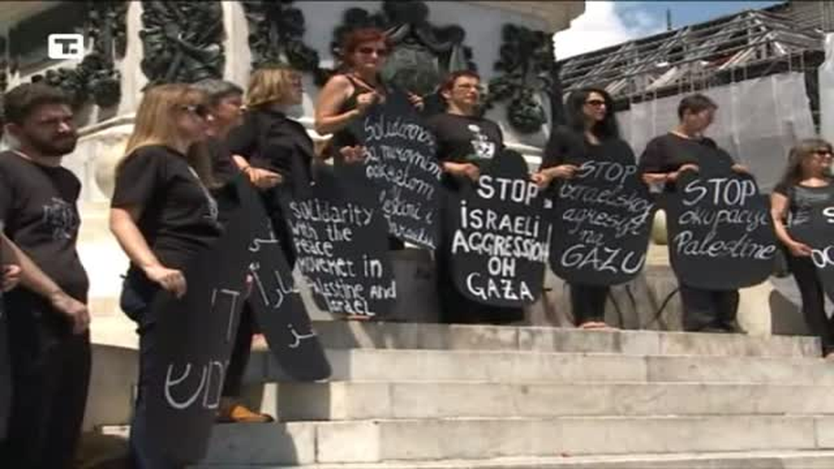 Belgrad\'da Siyah Giyen Kadınlar Derneği İsrail\'i Protesto Etti