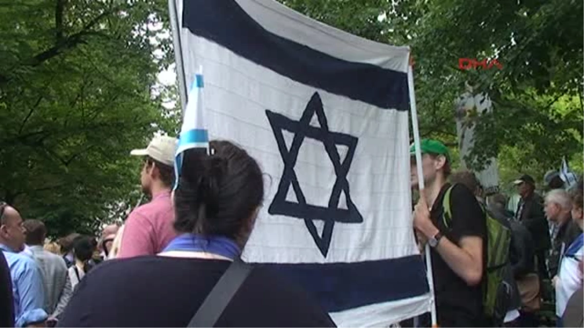 Berlin\'de \'Küdus Günü\' Yürüyüşüne Yahudiler de Destek Verdi