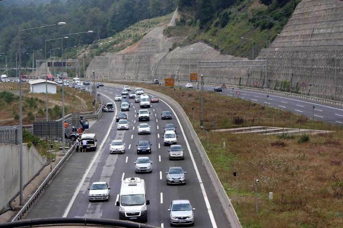 Bolu\'da 20 Kilometrelik Tatilci Kuyruğu (2)
