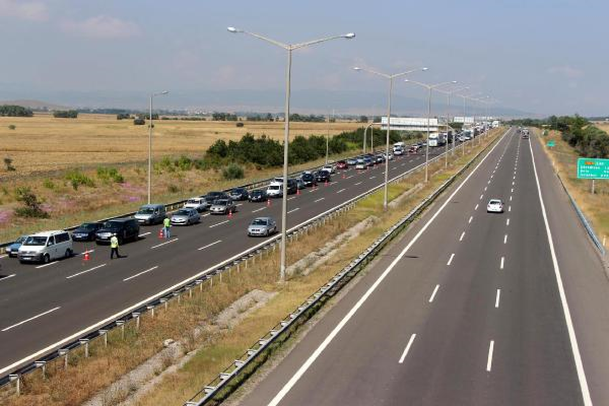 Bolu\'da 20 Kilometrelik Tatilci Kuyruğu