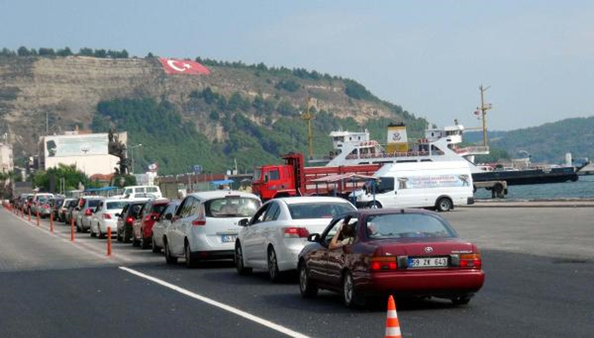 Çanakkale Boğazı\'ndaki Feribotlarda Kilometrelerce Kuyruk Oluştu