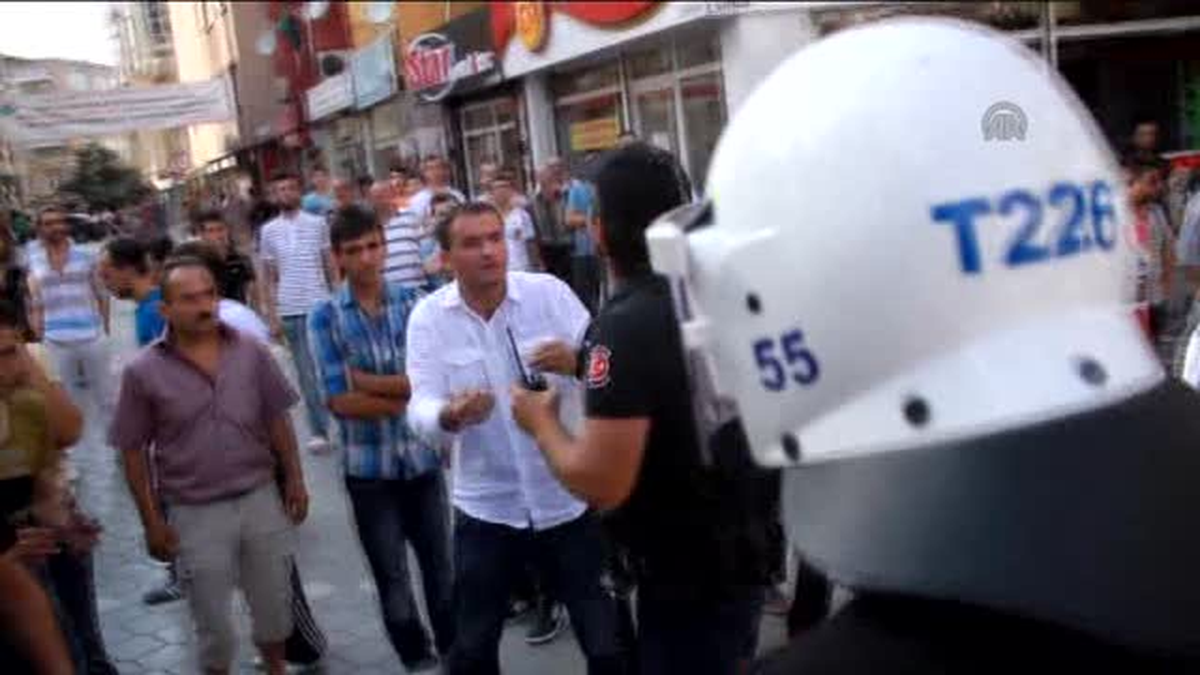 Cumhurbaşkanı adayı Demirtaş için açılan standa tepki -