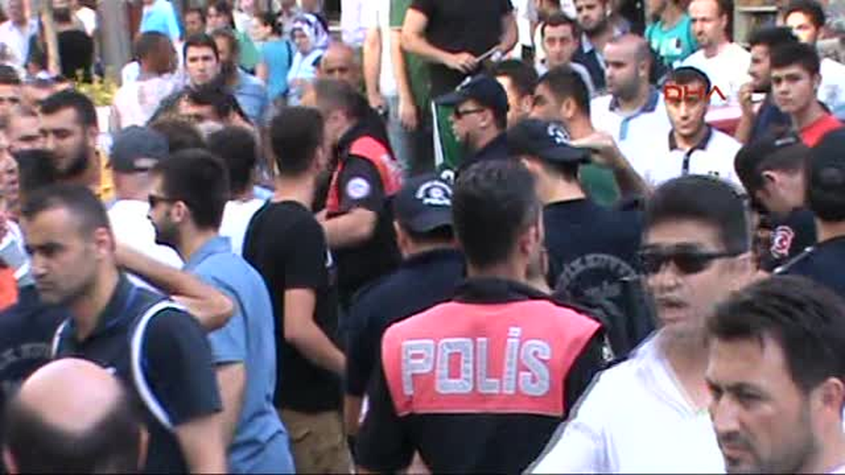 Samsun\'da Demirtaş\'ın Broşürlerini Dağıtan Gruba Saldırı