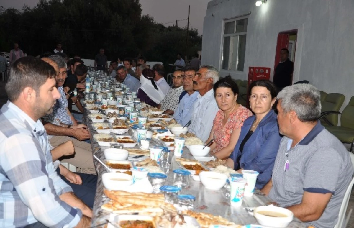 Mardin\'in Derik Belediyesi Esnafla Bir Araya Geldi