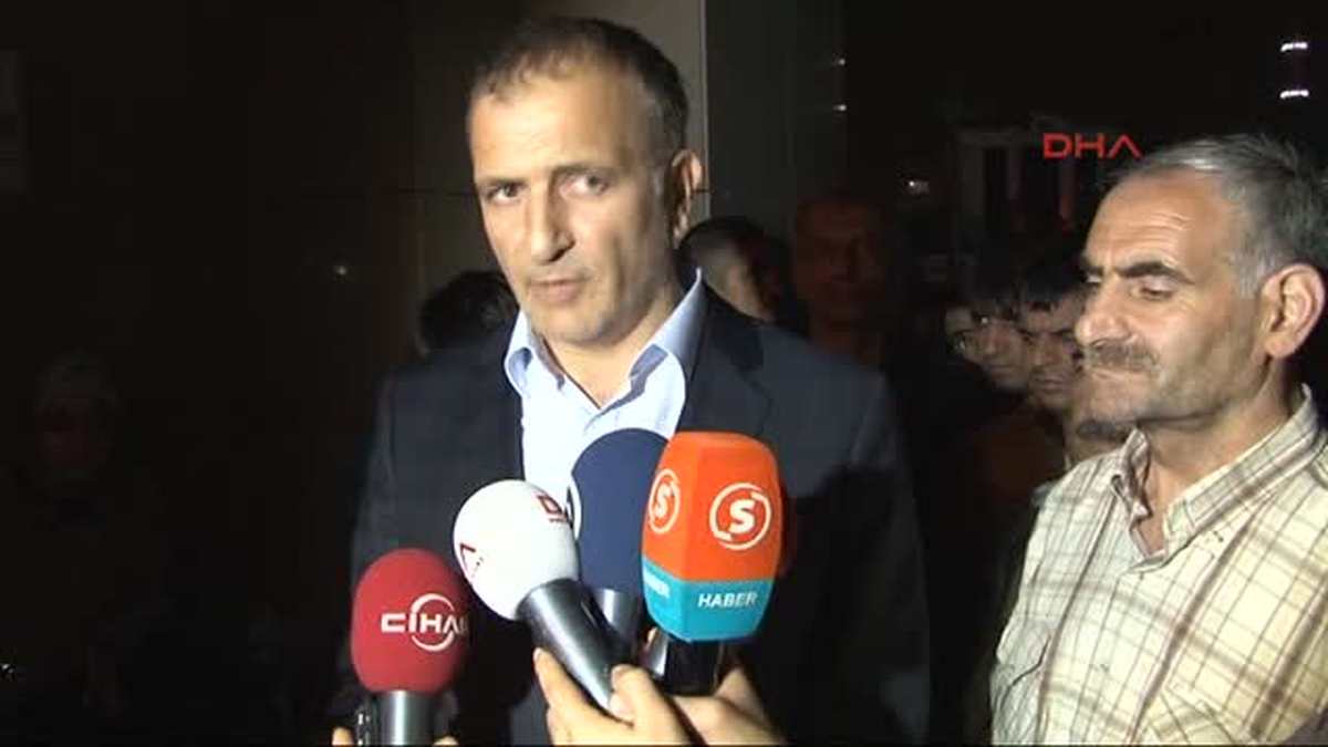 Ekrem Dumanlı Adliye Önündeki Polis Yakınlarını Ziyaret Etti