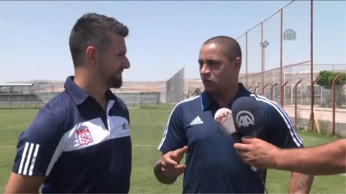 Futbolcular, Carlos\'u Röportaj Sırasında Havuza Bıraktı