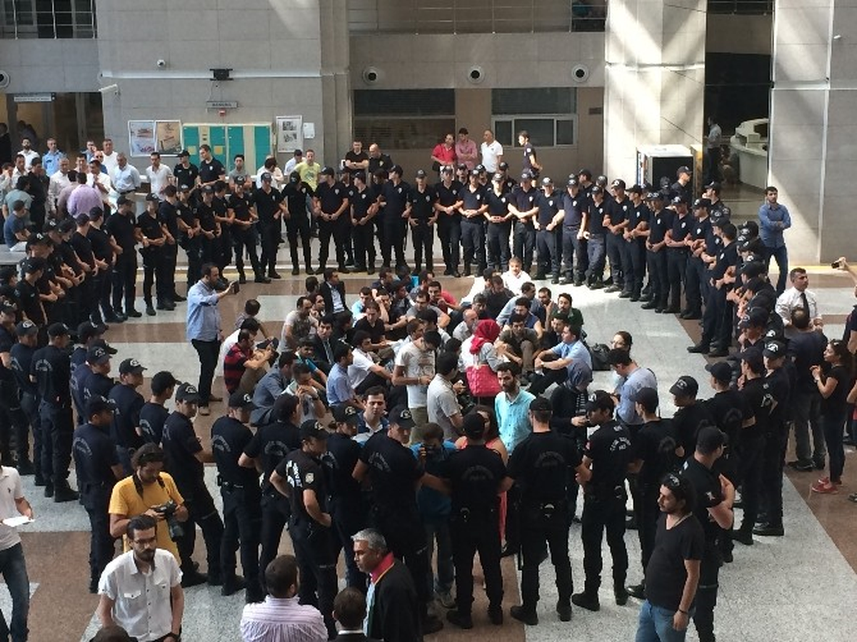 Gözaltındaki Polisler Adliyeden Çıkmak İstedi