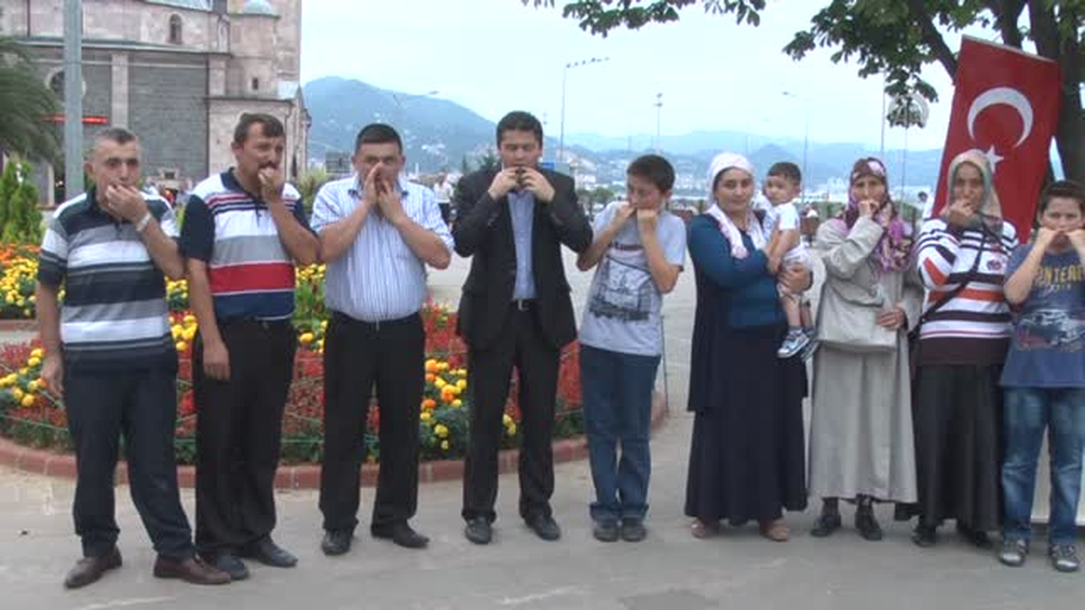 İsrail\'i Kuşdiliyle Protesto Ettiler
