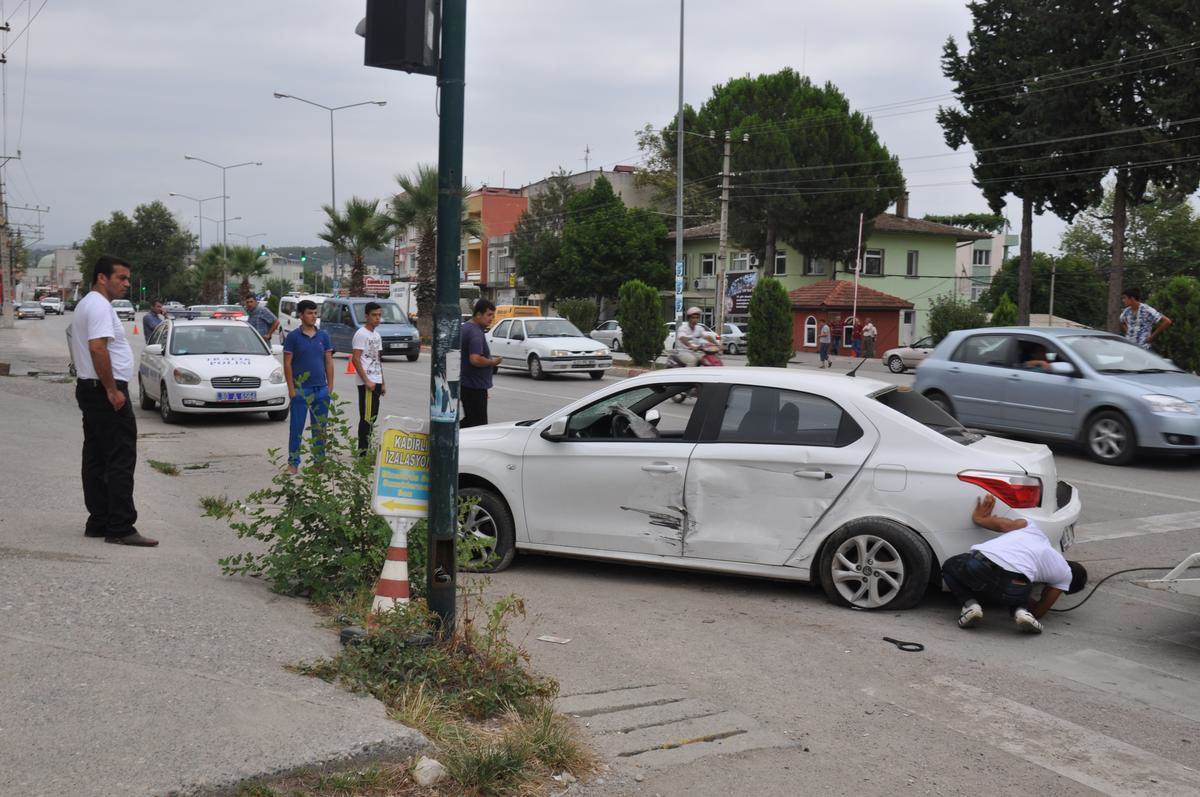 Kadirli\'de Trafik Kazası: 3 Yaralı
