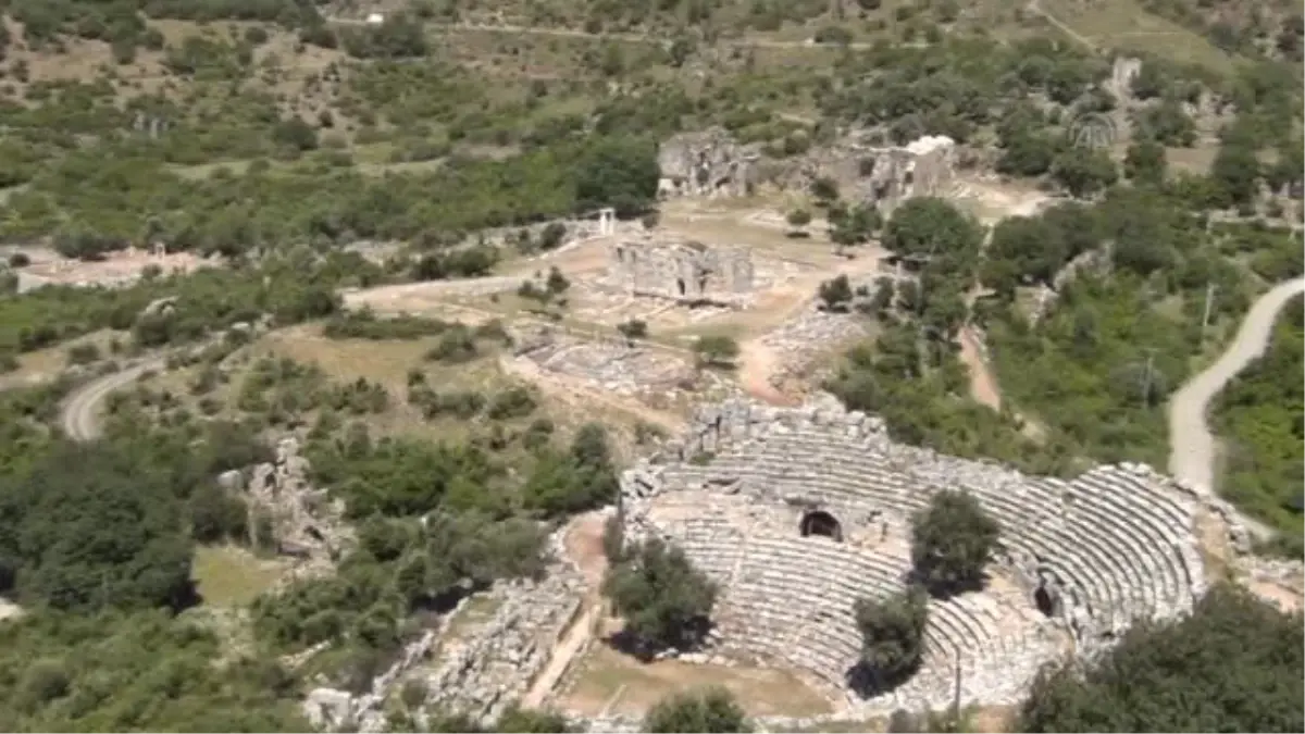 Kaya Mezarlarının Önüne Seyir Terası Yapılıyor