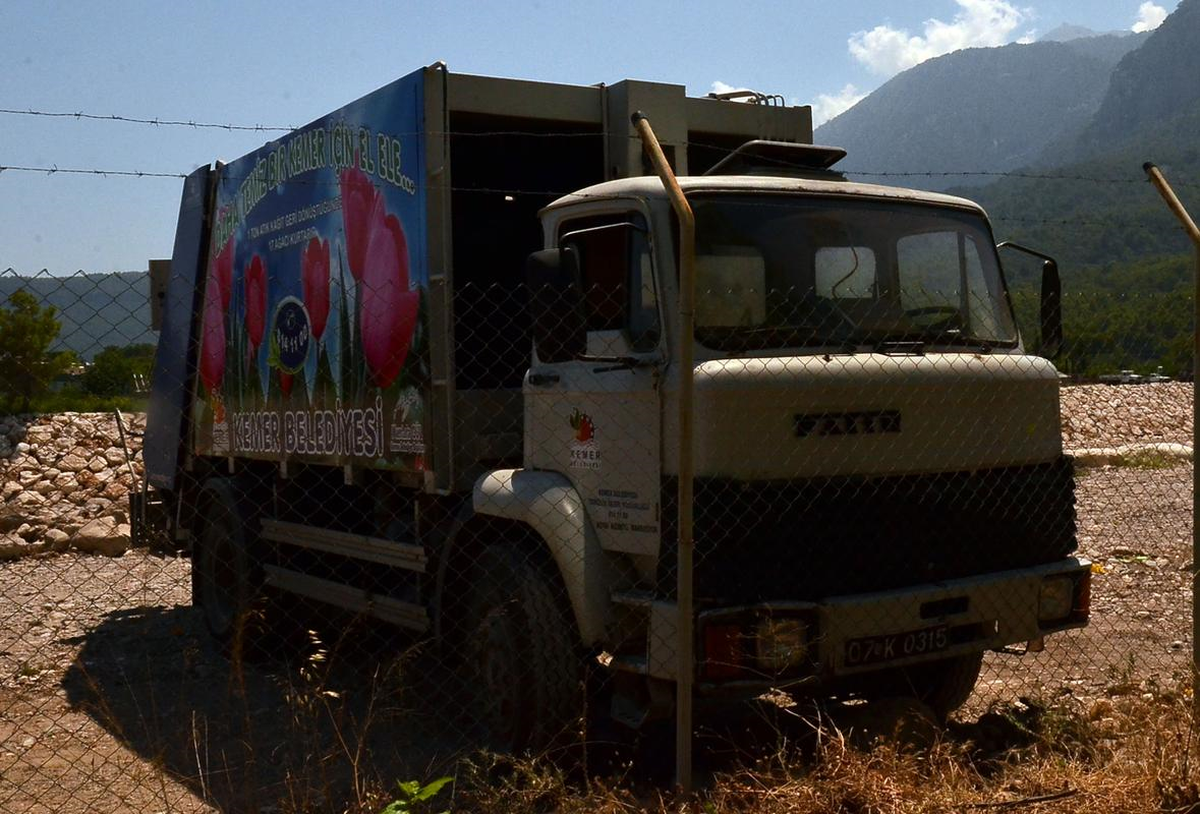 Kemer Belediyesine Ait Çöp Kamyonlarına Haciz Konuldu