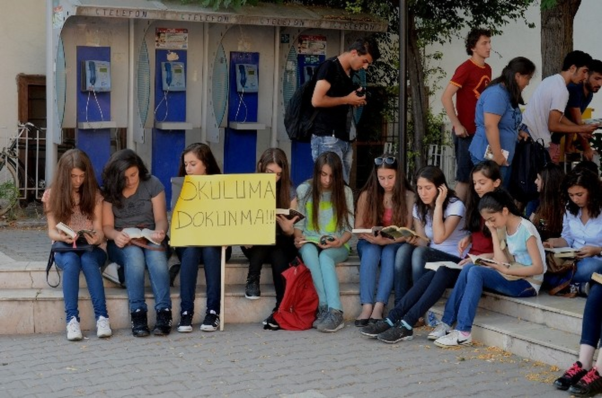 Kitap Okuyarak Protestolarını Sürdürdüler