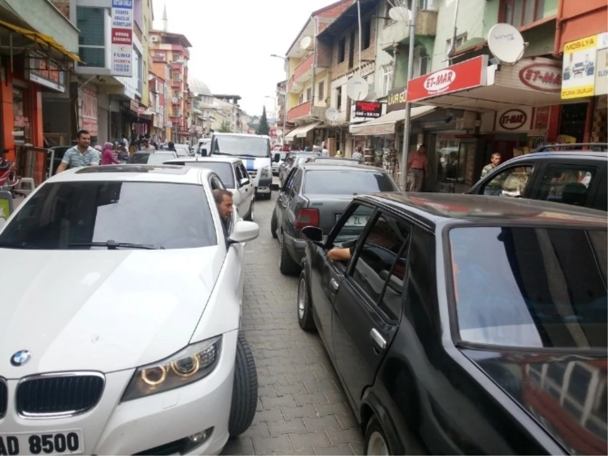 Kozcağız\'da Bayram Yoğunluğu Trafiği Felç Etti