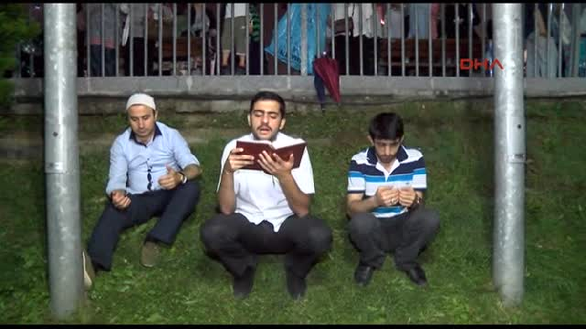 Gözaltındaki Polislerin Yakınları Gece Boyunca Kuran Okudu