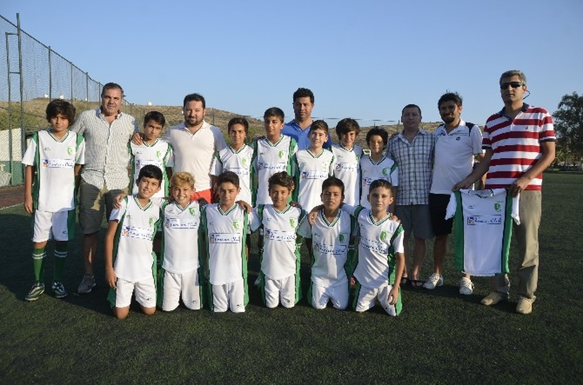 Minik Futbolculara 100 Takım Forma