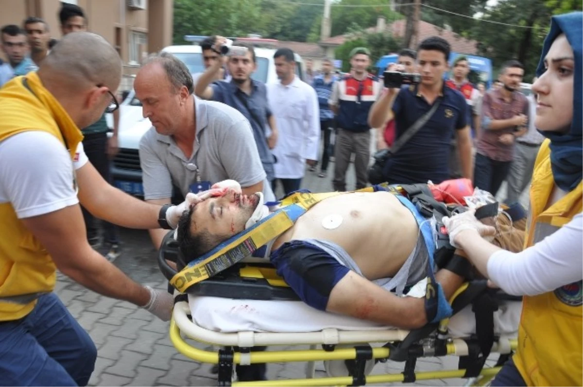 Bursa\'da Motosiklet Çöp Kamyonuna Çarptı: 2 Yaralı