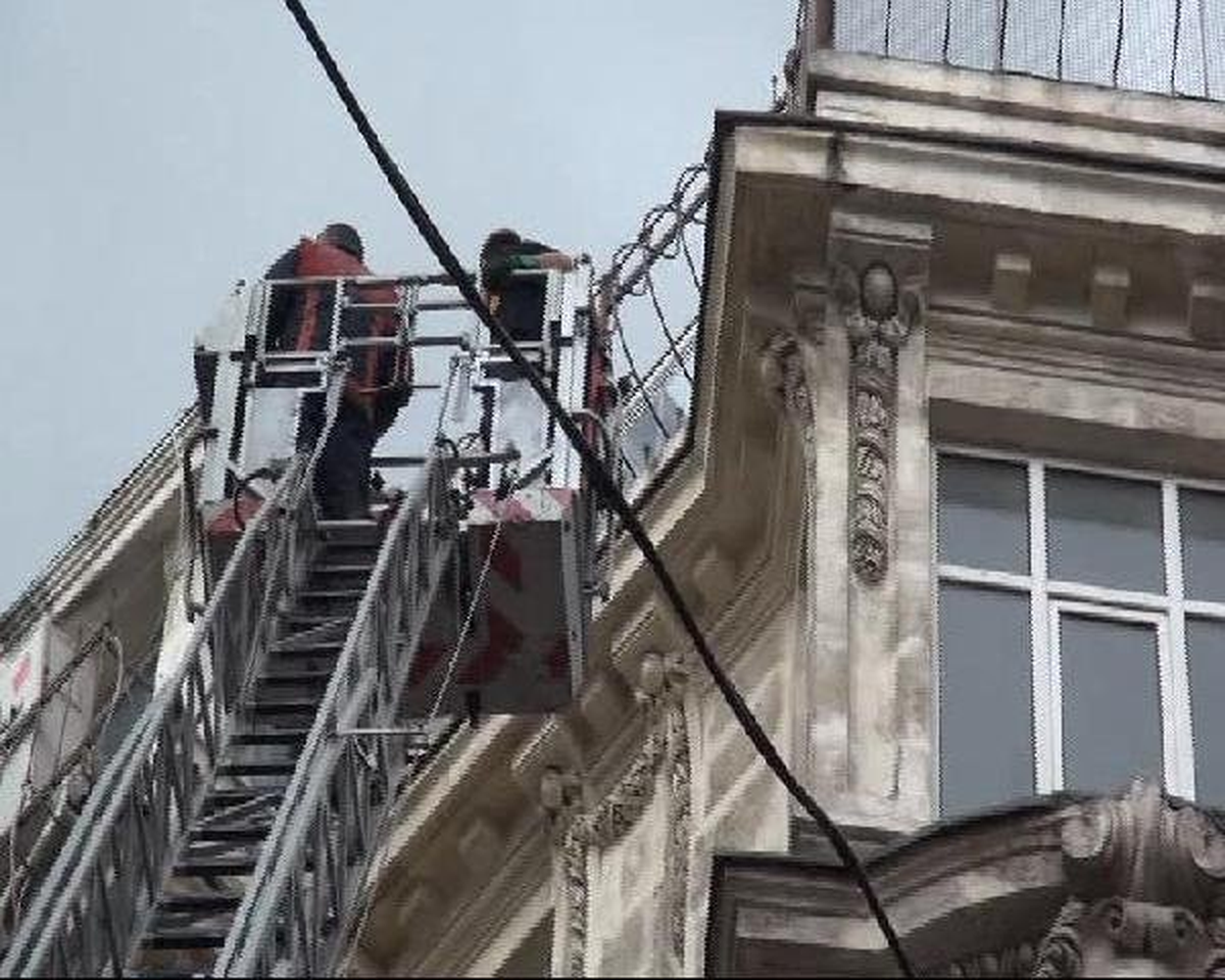 İstiklal Caddesi\'nde Güvercin Kurtarma Operasyonu