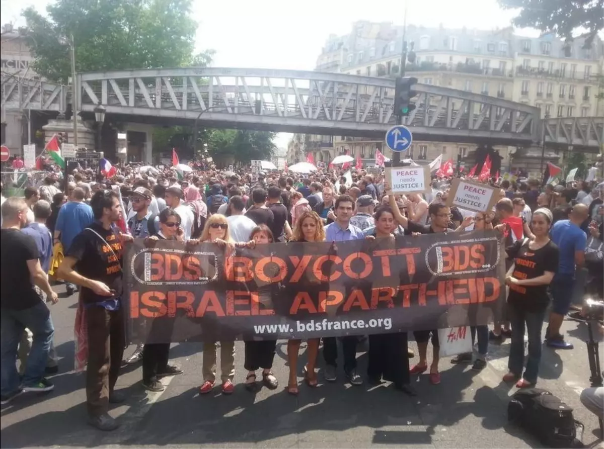 Paris\'te İzinsiz Gösteri Gerginliği